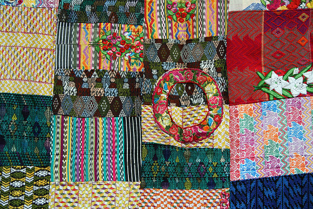 handgefertigte maya pachwork steppdecke für den verkauf in guatemala - bedding merchandise market textile stock-fotos und bilder