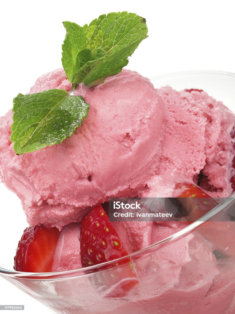Клубничное мороженое с ягодами - �Стоковые фото Без людей роялти-фри