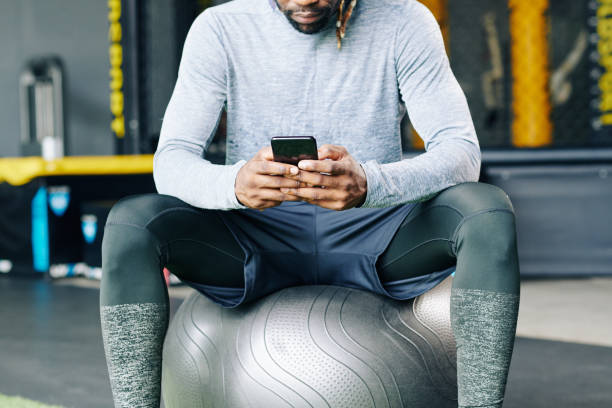 istock Sportsman checking health mobile app 1179525544