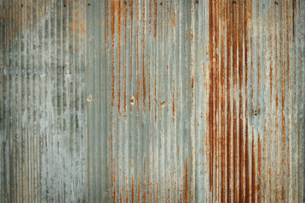 vieux fond de texture de mur de zinc, rouillé sur la tôle galvanisée de panneau de métal. - corrugated iron tin rusty metallic photos et images de collection