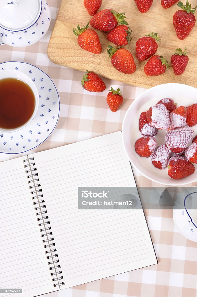 Erdbeeren mit leeren Rezeptbuch und-Tischtuch - Lizenzfrei Aufgabenliste Stock-Foto
