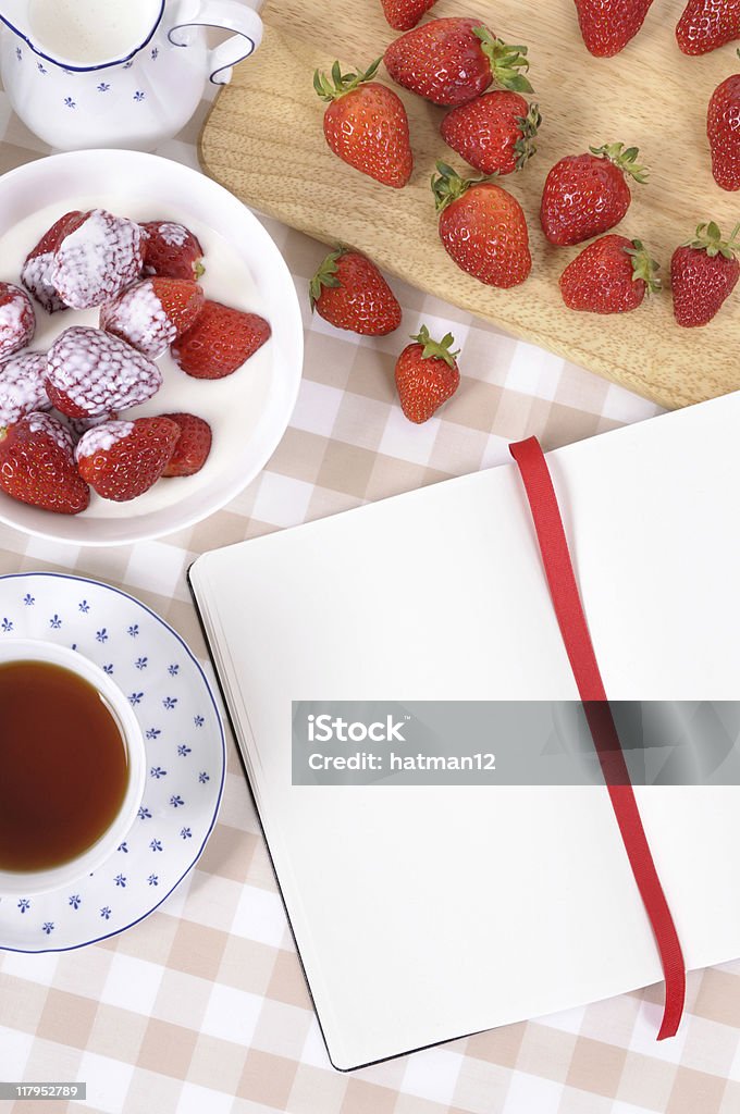 Morangos com em branco livro de receitas e verificar toalha de mesa - Foto de stock de Alimentação Saudável royalty-free