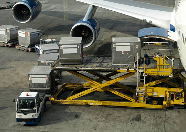 ładowanie ładunku do boeing 747 - freight transportation airplane cargo airplane airport zdjęcia i obrazy z banku zdjęć