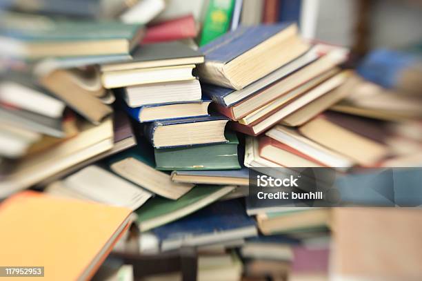 Libros Foto de stock y más banco de imágenes de Libro - Libro, Desordenado, Pila - Arreglo