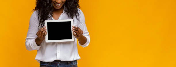 przycięty obraz czarnej dziewczyny pokazujący pusty cyfrowy ekran tabletu - the new ipad zdjęcia i obrazy z banku zdjęć