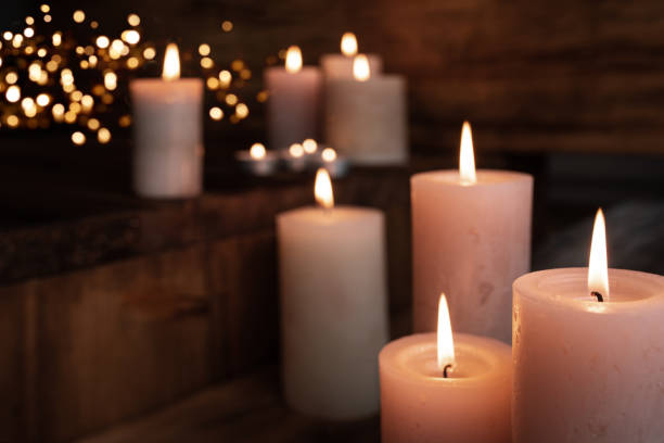 горящие свечи в темноте - candle advent christmas church стоковые фото и изображения