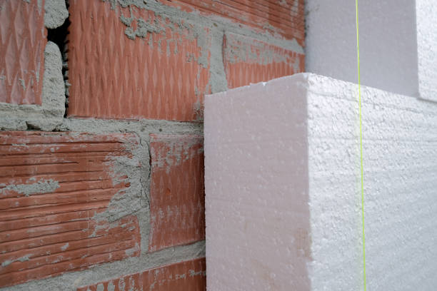 Close-up detail of brick house wall with rigid styrofoam insulation sheet. Modern technology of construction, renovation and energy saving. Alternative for mineral wool, warm comfortable house concept. detalle de primer plano de la pared de la casa de ladrillo con lámina rígida de aislamiento de espuma de poliestireno. tecnología moderna de construcción, renovación y ahorro energético. alternativa para lana mineral, cálido y cómodo concepto de ca