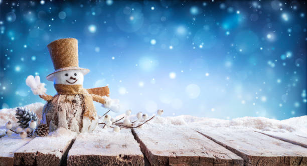 christmas card - winter incoming - snowman on table - december imagens e fotografias de stock