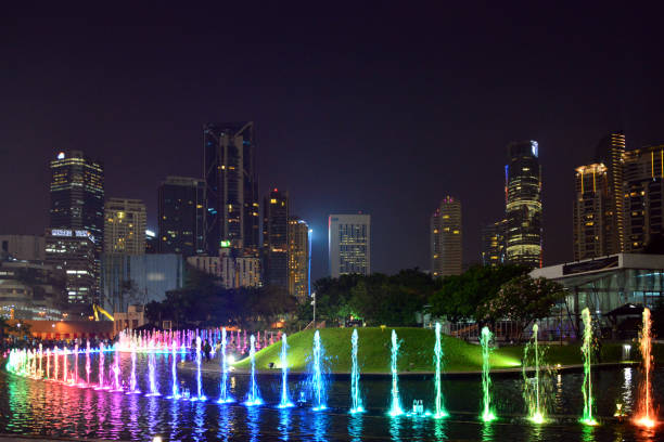 klcc park - небоскребы и фонтанное шоу на озере симфония, куала-лумпур, малайзия - dancing fountains стоковые фото и изображения