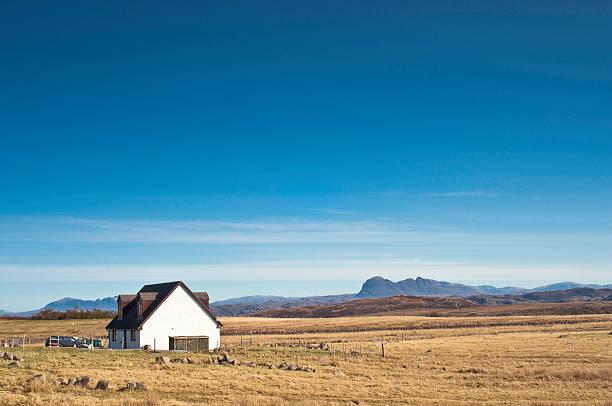 rurale idilliaca - cottage scotland scottish culture holiday foto e immagini stock