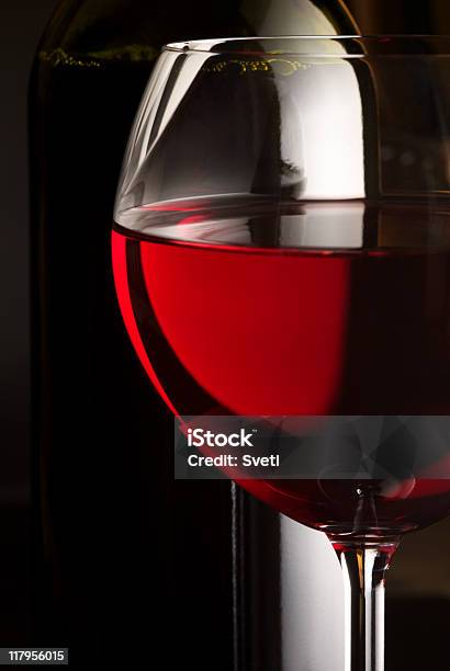 Czerwone Wino - zdjęcia stockowe i więcej obrazów Alkohol - napój - Alkohol - napój, Bez ludzi, Ciemny