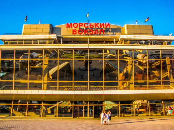 ウクライナ、オデッサの海上旅客ターミナル(モルスキーヴォクザル)の眺め - naval flag ストックフォトと画像