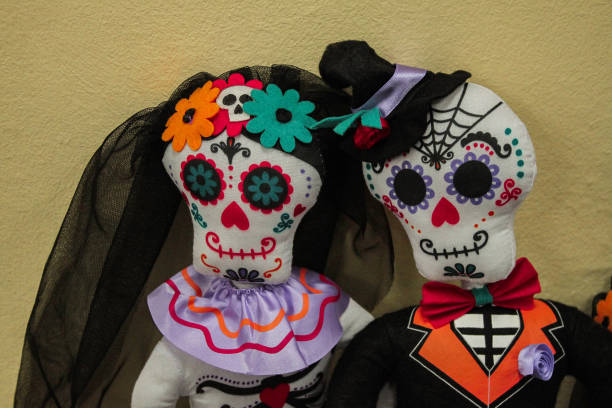 인형 - 신혼 부부의 의상에 아름다운 해골 의 쌍, 검은 베일에 죽은 신부. 멕시코에서 할로윈 또는 죽은 자의 날에 대한 장식 - day of the dead mexico bride human skeleton 뉴스 사진 이미지