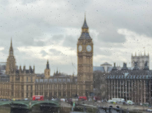 london / greater london / england - 02/11/2016: a beautiful out of focus view through a wet glass of the historical big ben clock - tower london england greater london inner london imagens e fotografias de stock