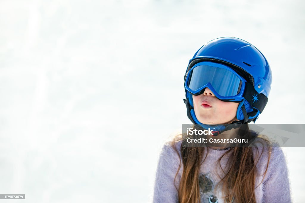 Bonita Niña With Gafas De Esquí Y Casco De Esquí En La Nieve Foto de stock  y más banco de imágenes de Niño - iStock