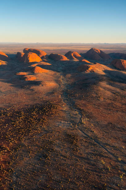 aerial view of kata tjuta in the evening sun - olgas imagens e fotografias de stock