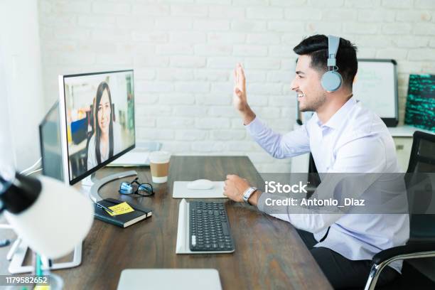 Saludo De Los Profesionales A Través De La Conferencia Telefónica Foto de stock y más banco de imágenes de Videoconferencia