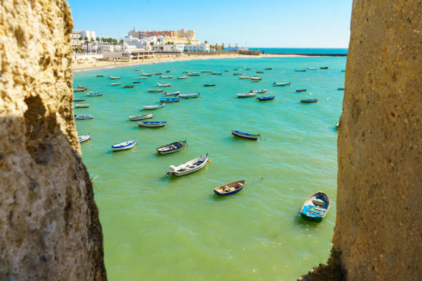 카디스, 스페인, 안달루시아의 라 칼레타 해변 - cadiz andalusia beach spain 뉴스 사진 이미지