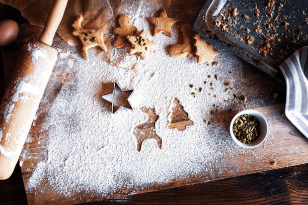 homemade christmas cookies - baking flour ingredient animal egg imagens e fotografias de stock