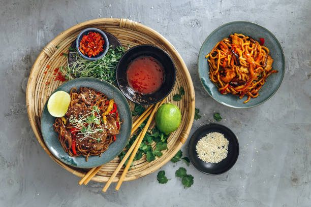 varios platos chinos - chopsticks stir fried vegetable beef fotografías e imágenes de stock