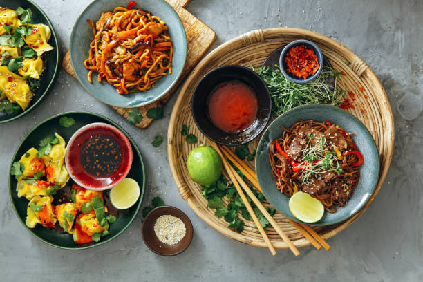 varios platos chinos - chopsticks stir fried vegetable beef fotografías e imágenes de stock