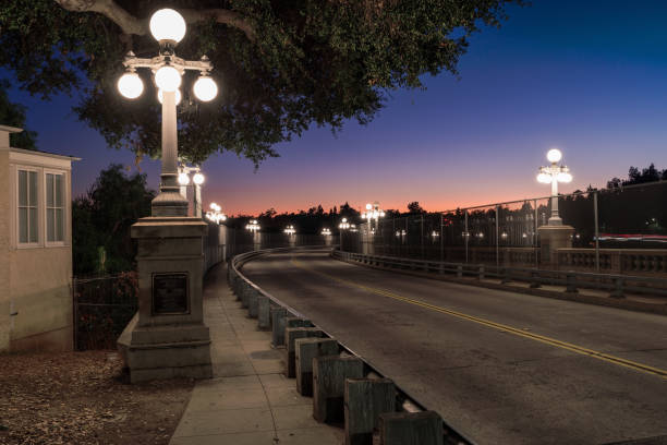 pont de rue de colorado à pasadena - pasadena california california street light bridge photos et images de collection