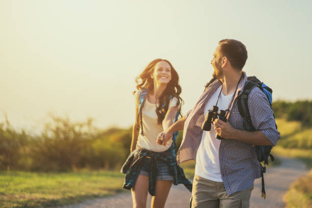 os pares felizes estão caminhando na montanha. - tourist backpack smiling cheerful - fotografias e filmes do acervo