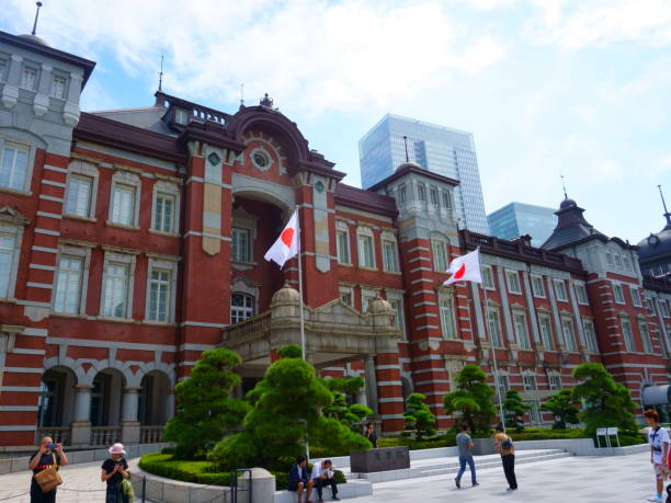 la gare de tokyo est le principal terminal ferroviaire interurbain de tokyo. vieux bâtiment rouge de brique - tokyo station railroad station chiyoda ward building exterior photos et images de collection