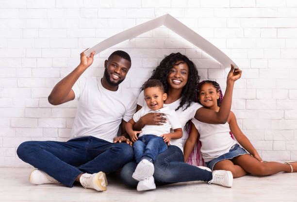 새로운 가정의 꿈을 골판지 지붕을 들고 아름다운 검은 가족 - floor two parent family couple home interior 뉴스 사진 이미지