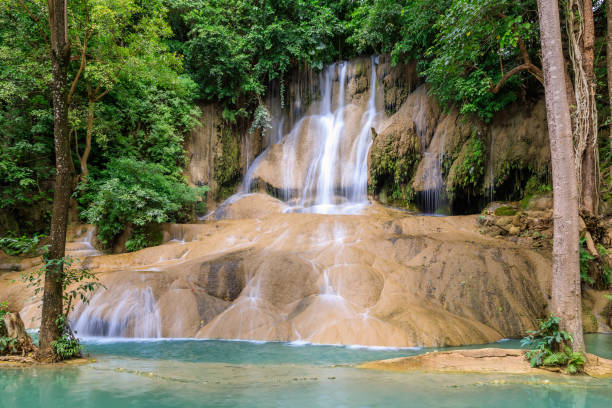 водопад сай иок ной в национальном парке возле железной дороги смерти в канчанабури, таиланд - burma railway стоковые фото и изображения