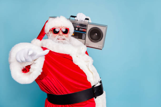 nahaufnahme pf seine er schön coole fröhliche fröhliche fröhliche bärtige santa clubber tragen tape-player zeigt auf sie einladen, nachtclub isoliert auf blau türkis pastell farbe hintergrund - costume expressing positivity cheerful close up stock-fotos und bilder