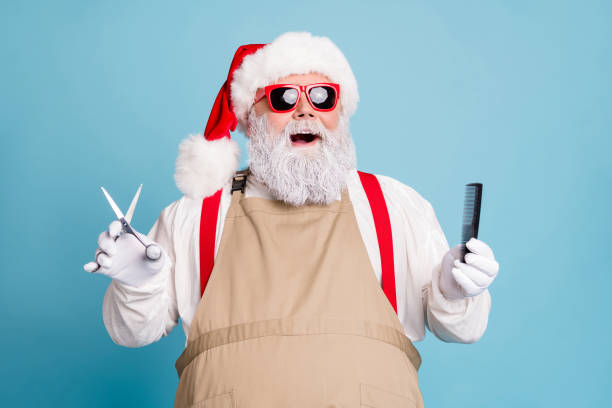 nahaufnahme porträt seiner er schöne schöne schöne stilvolle stilvolle fröhliche fröhliche santa hält in den händen schere pinsel isoliert auf hellen lebendigen glanz leuchtend blau türkis farbe hintergrund - costume expressing positivity cheerful close up stock-fotos und bilder