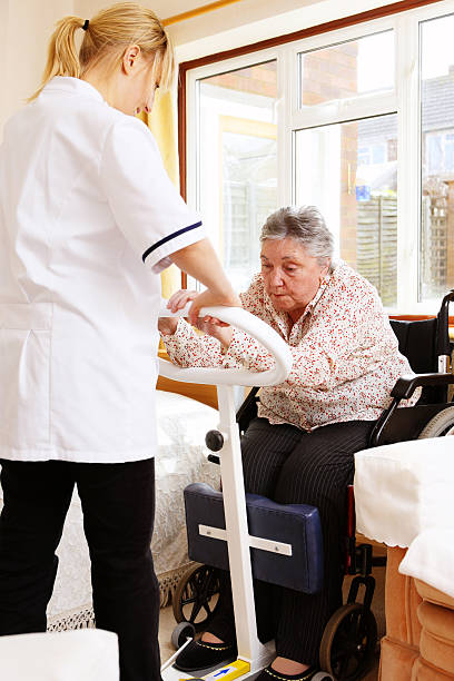젊은 여자 노인 간호사 돕기 위한 스탠드, 의자 승강기 - pacient 뉴스 사진 이미지