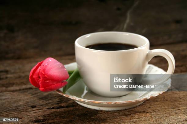 Café Y Un Tulipán Foto de stock y más banco de imágenes de Bebida - Bebida, Blanco - Color, Brote