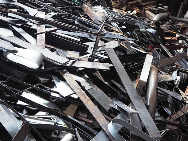 les déchets d'acier et de ferraille , se préparer à recycler - scrap metal photos et images de collection