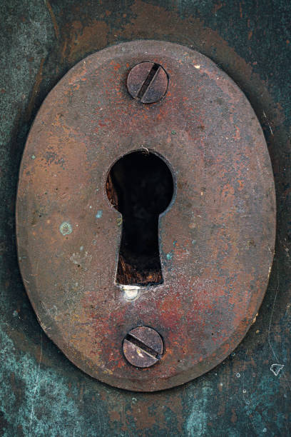vieux trou rouillé de serrure d'une vieille porte en fer - blocked door photos et images de collection