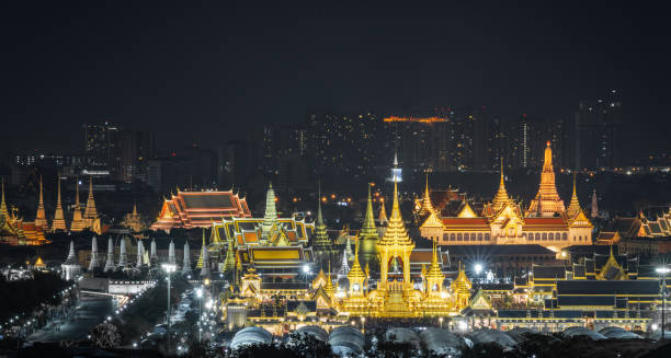 widok z lotu ptaka na królewskie krematorium. królewski stos na królewski pogrzeb h.m. króla bhumibola adulyadeja o zmierzchu w bangkoku w tajlandii. - sanam luang park zdjęcia i obrazy z banku zdjęć