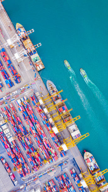 vista superior del puerto de aguas profundas con barco de carga y contenedores. es un puerto de importación y exportación de carga donde forma parte de los muelles marítimos y productos de exportación en todo el mundo - singapore shipping cargo container nautical vessel fotografías e imágenes de stock