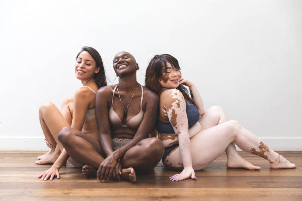 body positivity - women friends posing at home in lingerie - body positive imagens e fotografias de stock