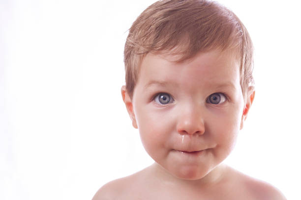 2 años de niño con nariz irritada y lleno de mocos - mucosidad fotografías e imágenes de stock