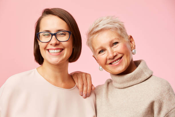 ritratto di madre e figlia - senior women grandmother glasses senior adult foto e immagini stock