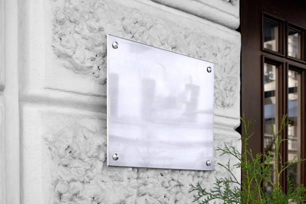 cartello in vetro argento bianco su mockup a parete strutturato - nameplate foto e immagini stock