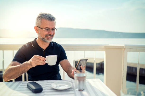 pause-café - reading beach e reader men photos et images de collection