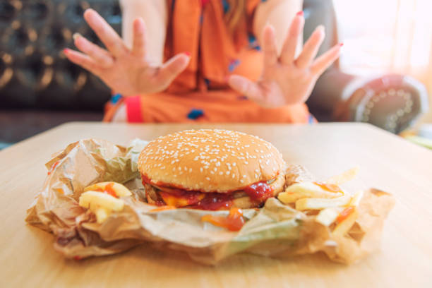 arrêtez les aliments malsains - dieting food rejection women photos et images de collection