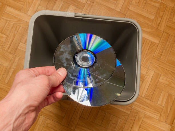 cd do laser - scrap metal part of metal recycling - fotografias e filmes do acervo