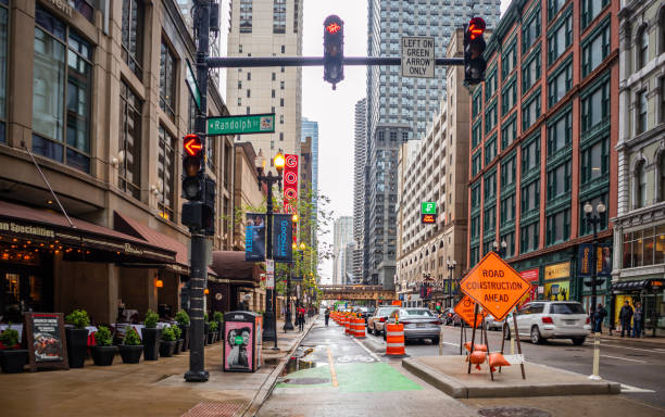 os tambores alaranjados barricam a rua a construção. chicago, illinois, eua. - editorial safety in a row industry - fotografias e filmes do acervo