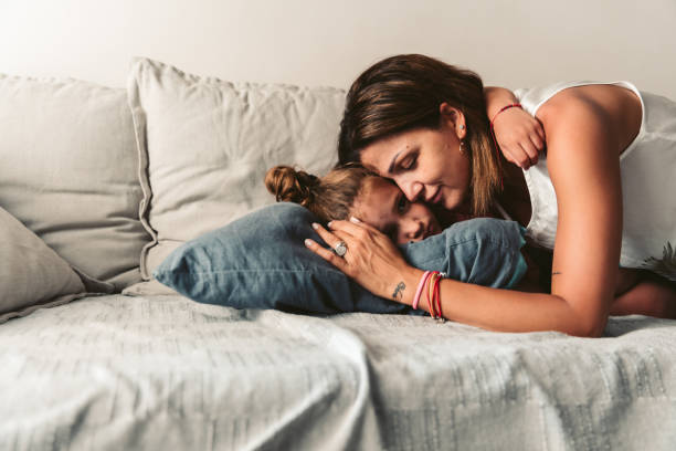 giovane madre con la figlia - non gmo foto e immagini stock