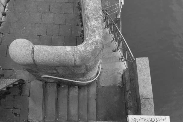 vista de pájaro de una escalera típica holandesa empinada junto a un puente en maastricht - urban scene variation black and white steps fotografías e imágenes de stock