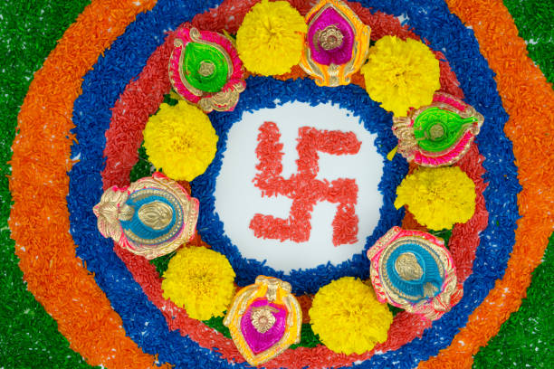 indyjski festiwal diwali, lampy naftowe diya oświetlone kolorowymi rangoli z symbolem swastyki. hinduski tradycyjny. szczęśliwy deepavali. - swastyka hinduska zdjęcia i obrazy z banku zdjęć