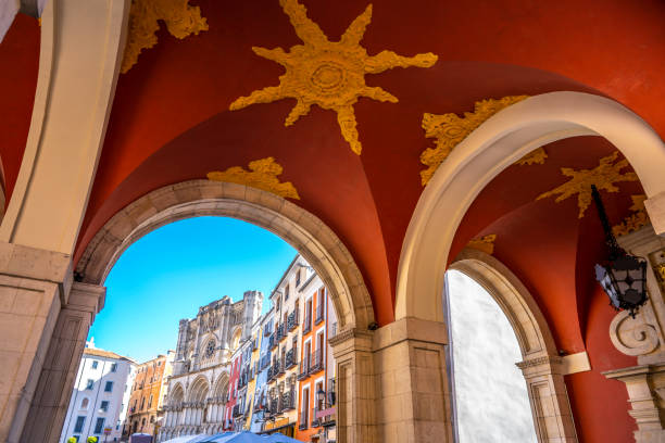 arcos del ayuntamiento de cuenca en la plaza mayor - cuenca fotografías e imágenes de stock